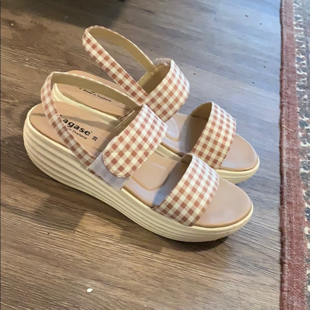 Cute women’s sandals! Super comfy